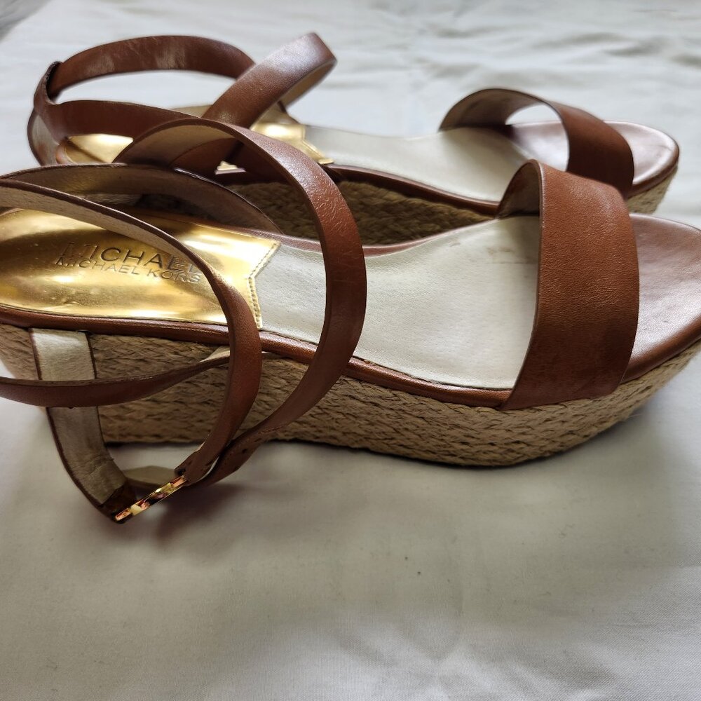 Michael Kors Luggage Tan Wedge Jalita Charm Sandal Strappy Heels Wicker Size 7 - Picture 1 of 9